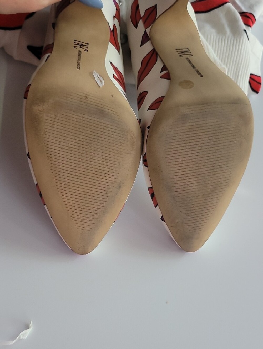 INC International Concepts White with Red Lip Print Heel Shoes 8.5 - Picture 9 of 14